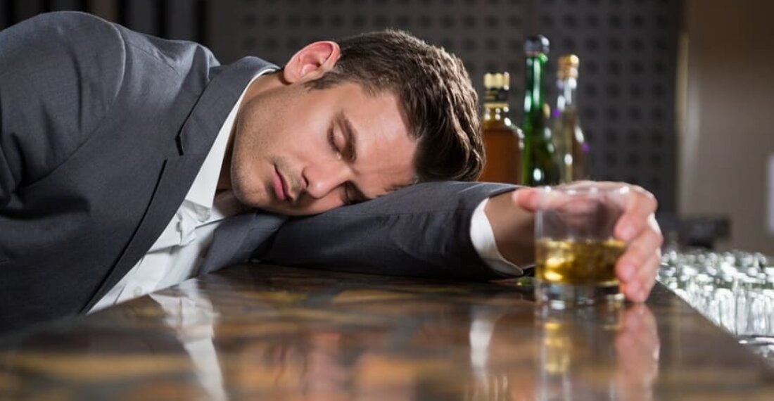 Мужчина уснул с алкоголем в руках